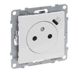 SUNO zásuvka 2P+T integrovaná ochrana USB-C s nabiječkou barva bílá *721189 Legrand